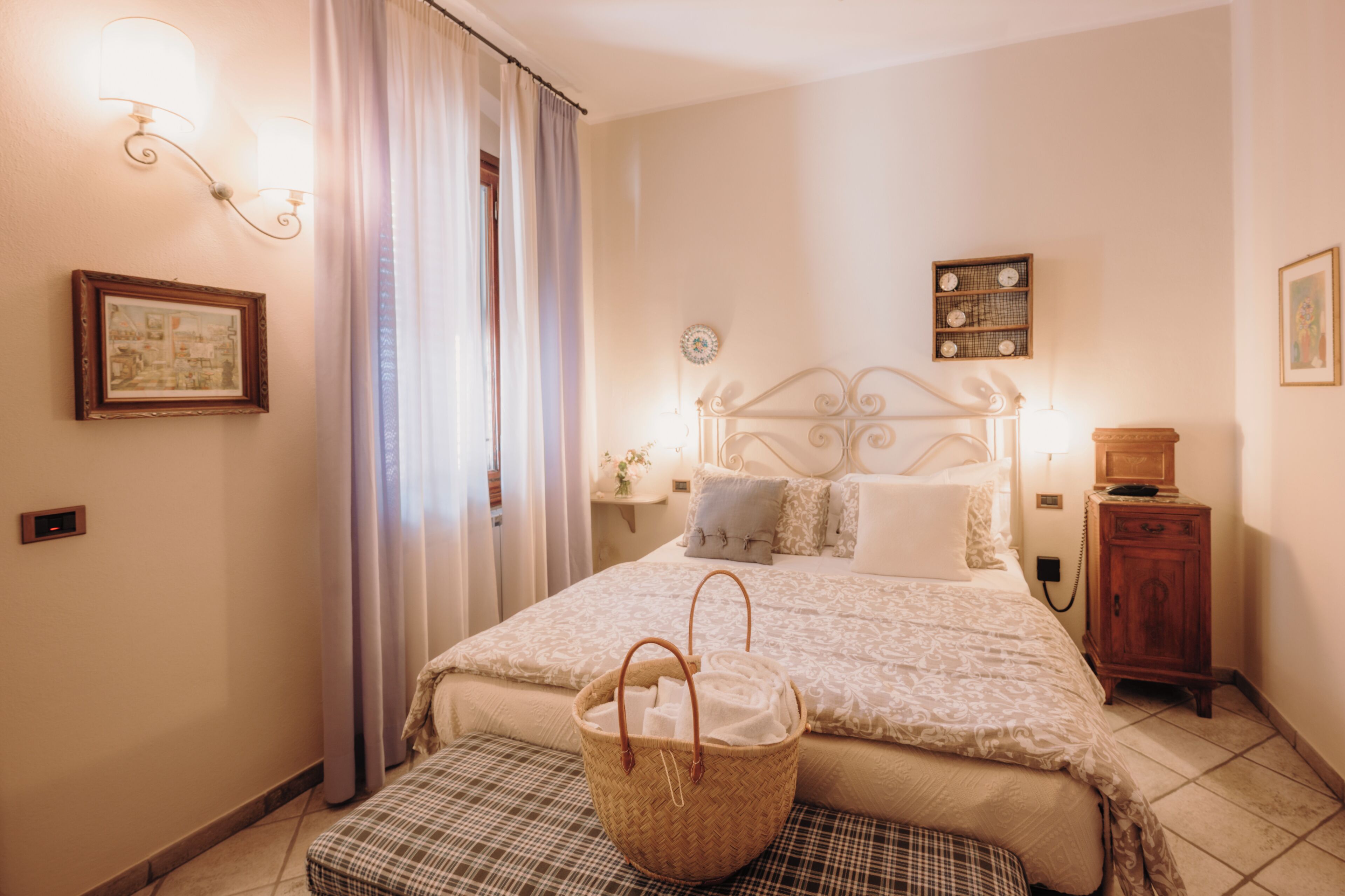 Double Room | In-room safe, iron/ironing board, free WiFi, bed sheets