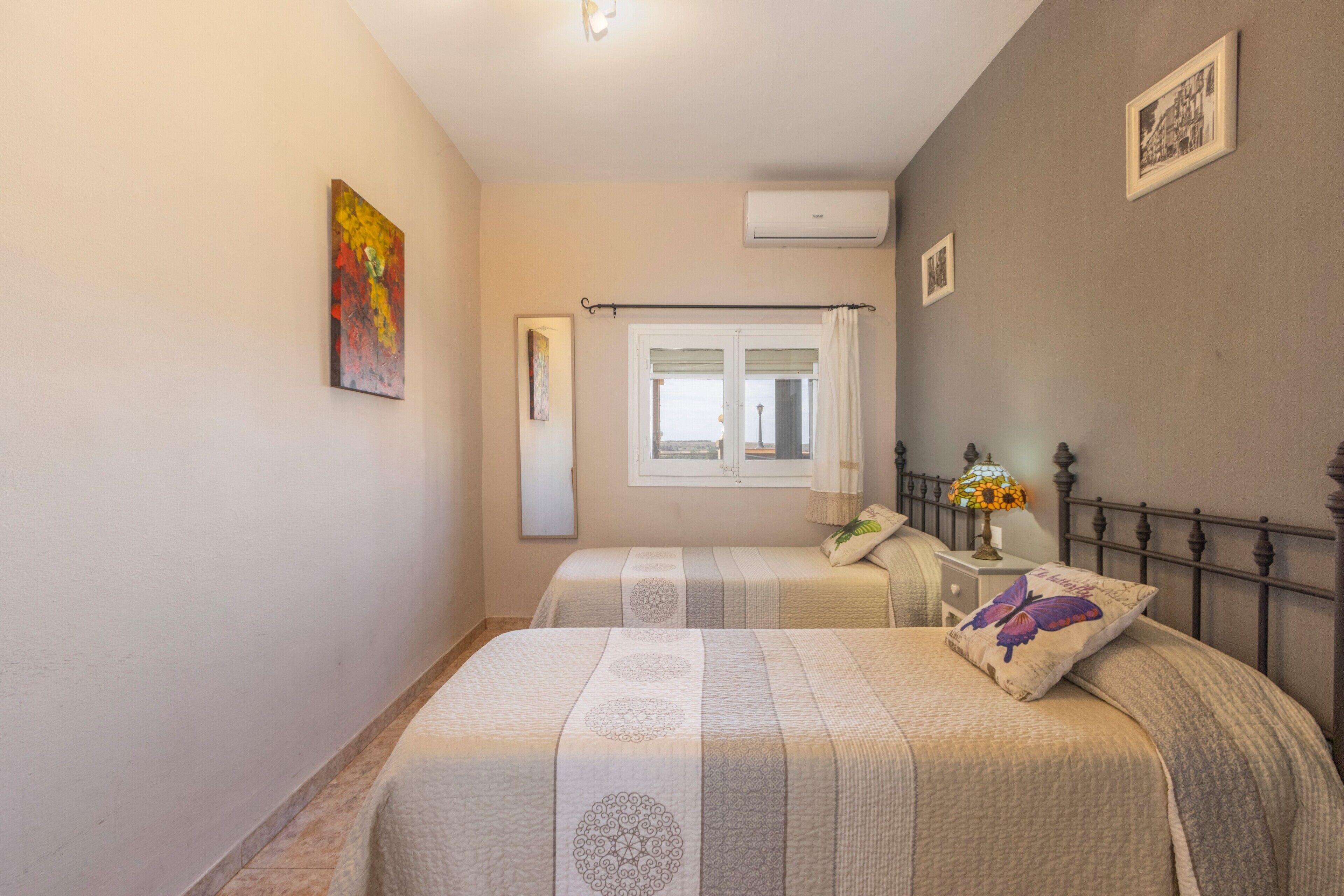 Tabla de planchar con plancha, wifi, ropa de cama