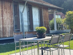 Outdoor dining - Sonnenchalet: Luxury chalet with terrace, wood-burning stove & WLAN in Bodman-Ludwigshafen (Bodman-Ludwigshafen)