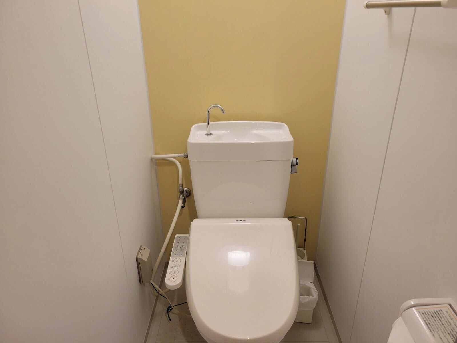 Kamar Twin | Kamar mandi | Kombinasi shower/bathtub, pengering rambut, sandal, dan handuk