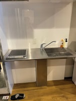 Frigorífico, microondas y placa de cocina