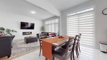 House, 5 Bedrooms | Dining room