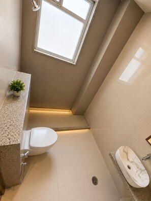 Stüdyo, Şehir Manzaralı | Banyo | Duş, ücretsiz banyo/kozmetik ürünleri, saç kurutma makinesi, terlik 