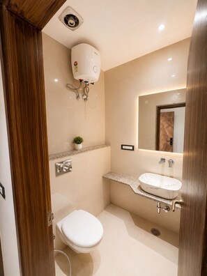 Premium Oda | Banyo | Duş, ücretsiz banyo/kozmetik ürünleri, saç kurutma makinesi, terlik 
