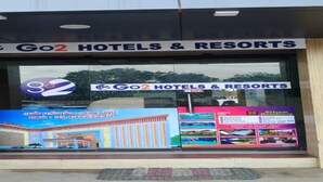 L’entrée d’un hôtel, avec une enseigne indiquant « Go2 Hotels & Resorts » et une grande vitrine.