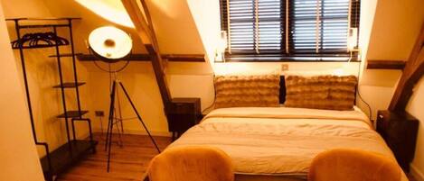 Caja de seguridad en la habitación y escritorio