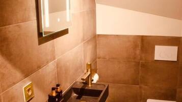 Gratis toiletartikelen, een haardroger, pantoffels, handdoeken