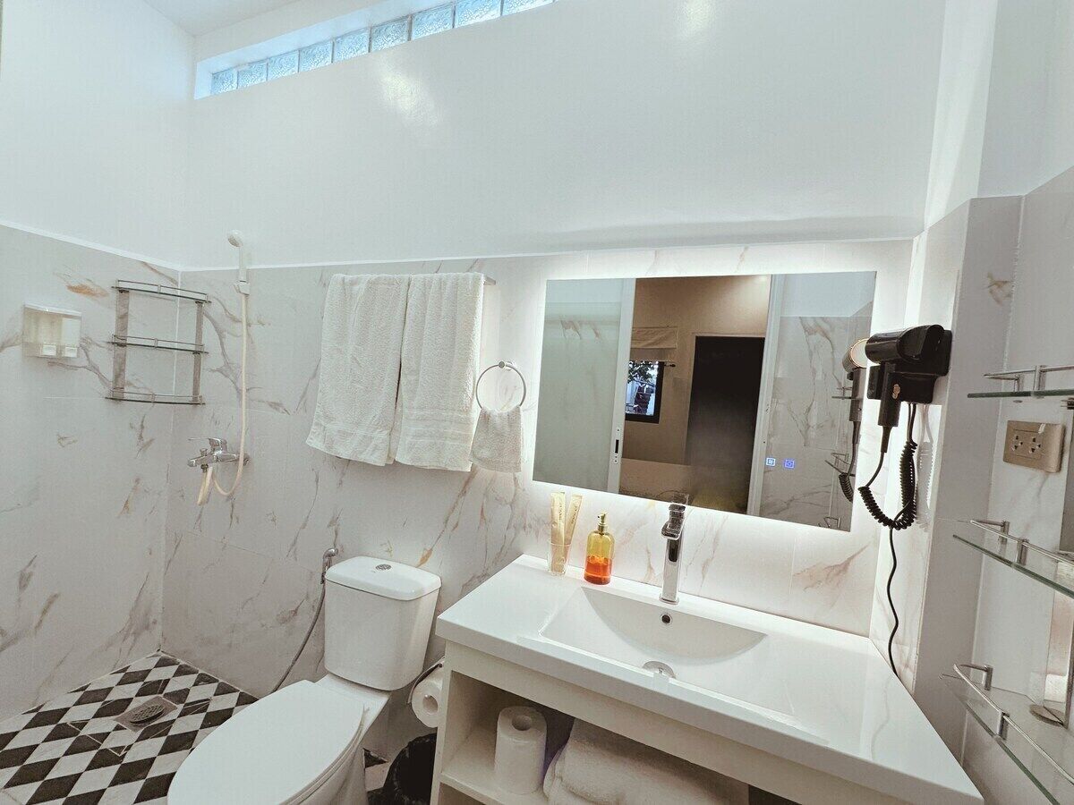 Studio Économique, balcon, vue cour intérieure | Salle de bain | Baignoire et douche séparées, sèche-cheveux, serviettes fournies, savon