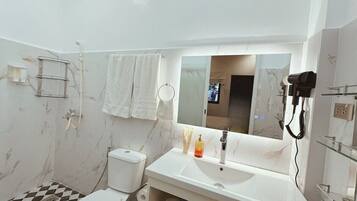 Studio Ăconomique, balcon, vue cour intĂ©rieure | Salle de bain | Baignoire et douche sĂ©parĂ©es, sĂšche-cheveux, serviettes fournies, savon