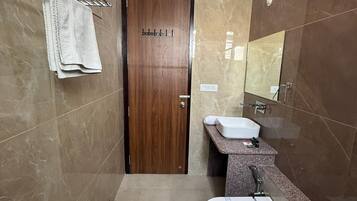 Deluxe Double Room | Bathroom