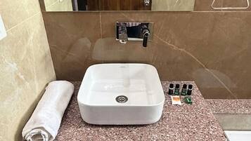 Deluxe Double Room | Bathroom