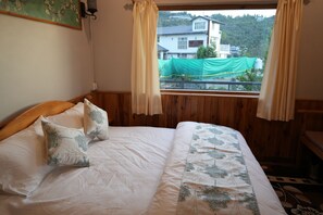 Free WiFi, bed sheets - The Windbloom - Himalayan Farm Stay (Chhatola)