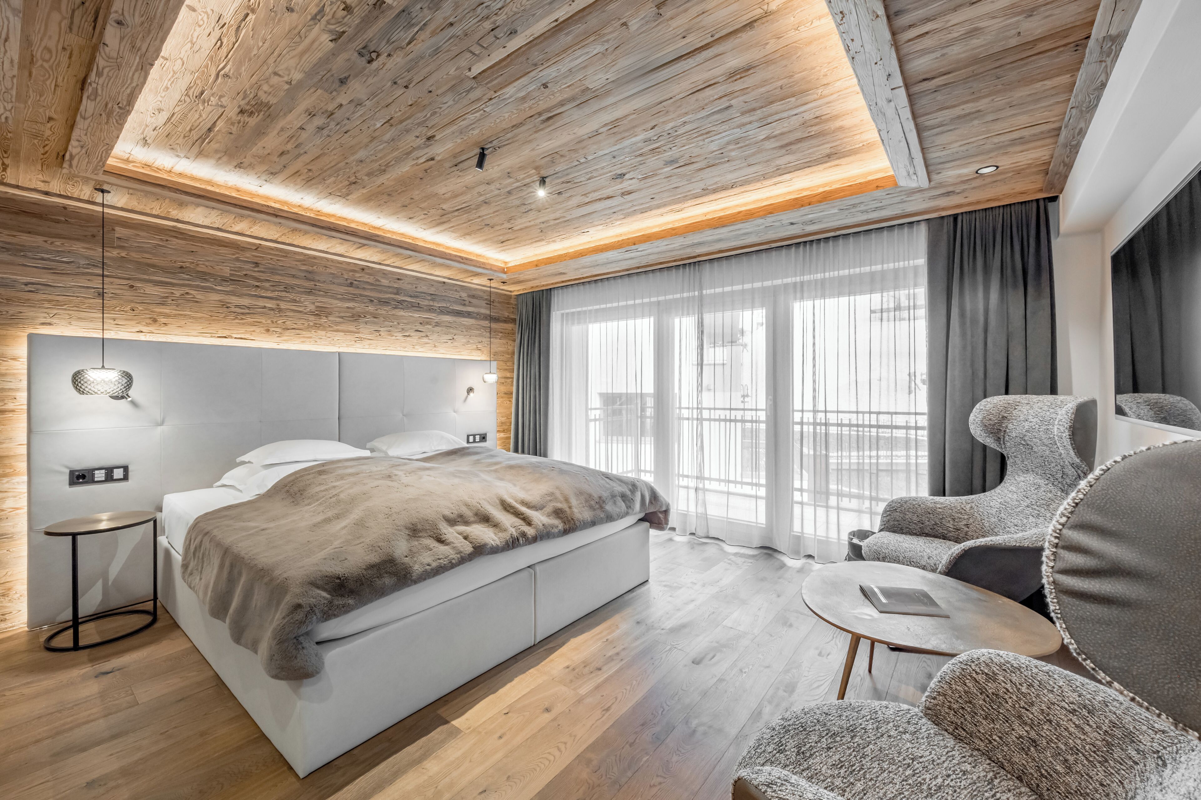 Suite Deluxe, balcone, vista montagna | Una cassaforte in camera, una scrivania, postazione laptop