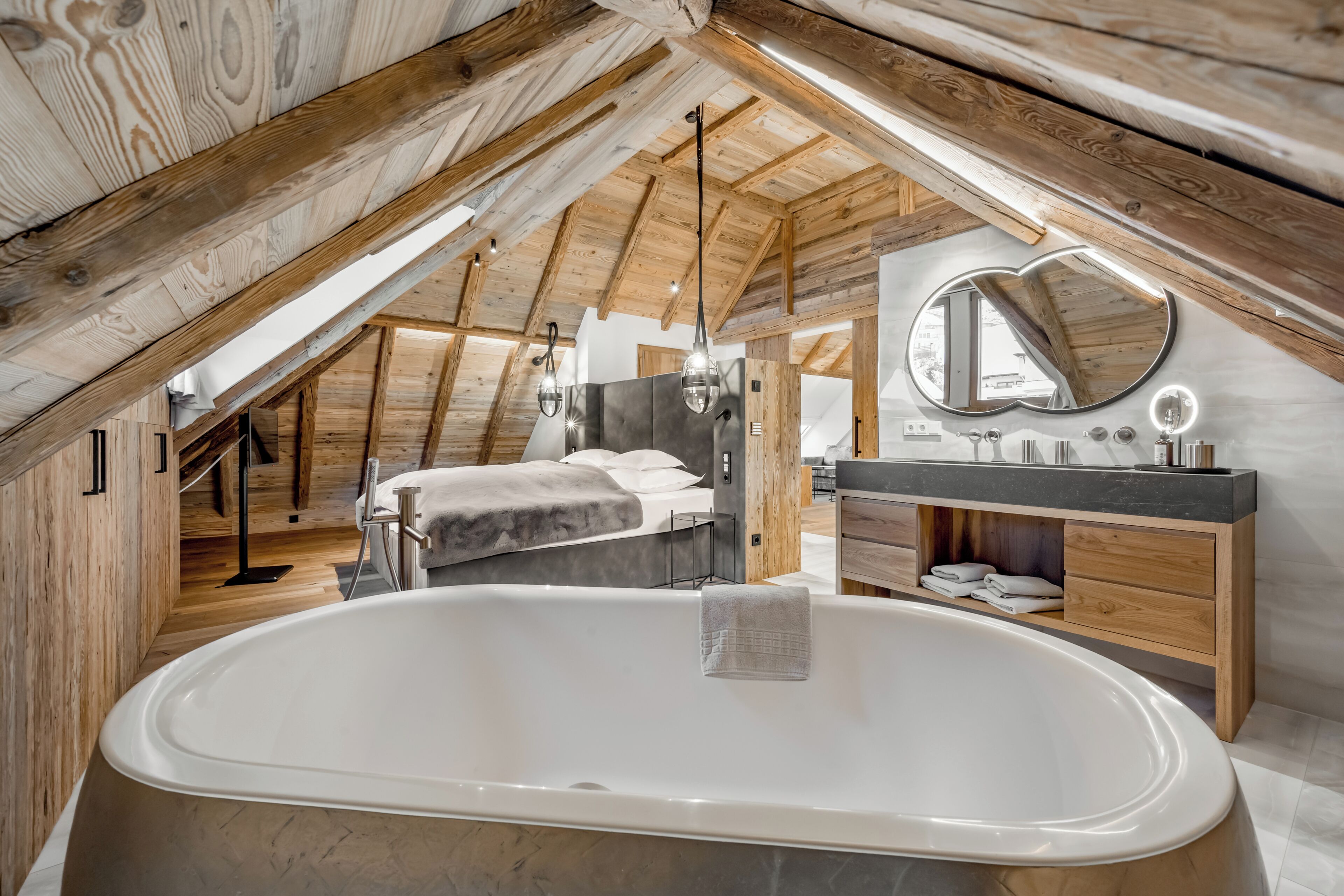 Luxe penthouse, balkon, uitzicht op bergen | Hypoallergeen beddengoed, een minibar, een kluis op de kamer