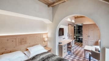 Hypo-allergenic bedding, minibar, in-room safe, laptop workspace