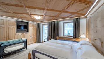 Superior-Suite, Bergblick | Allergikerbettwaren, Minibar, Zimmersafe, laptopgeeigneter Arbeitsplatz
