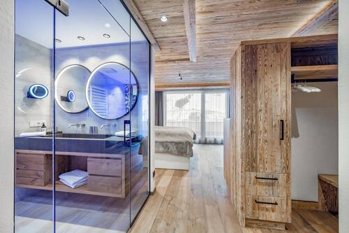 Junior-Suite, Balkon, Bergblick | Allergikerbettwaren, Minibar, Zimmersafe, laptopgeeigneter Arbeitsplatz