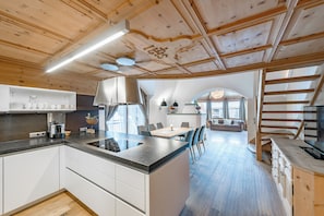 Superior-sviitti, vuoristonäköala | Yksityinen keittiö | Vedenkeitin, syöttötuoli