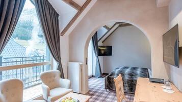 Doppia Basic, balcone, vista montagna | Biancheria da letto ipoallergenica, minibar, una cassaforte in camera
