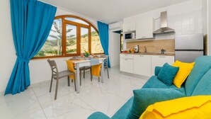 Una cocina moderna con armarios blancos, un microondas y una estufa.