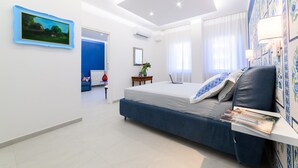 A modern bedroom with a bed, a desk, and a window. - Maison Ann in Sorrento (Sorrento)