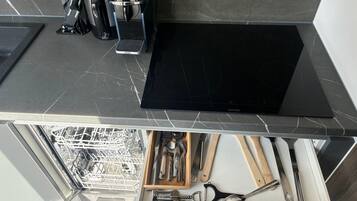 Microondas, lavavajillas, cafetera/tetera, tostadora