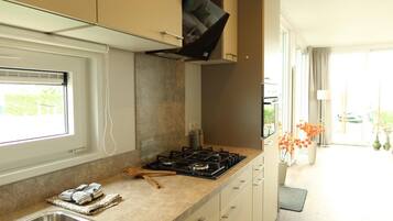 Fridge, microwave, stovetop, dishwasher