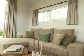Smart TV - Enjoy stylish comfort in the Duinrand Lodge for 6 persons. This cozy and spacious holiday home offers everything you need for a truly relaxing holiday. (De Haan)