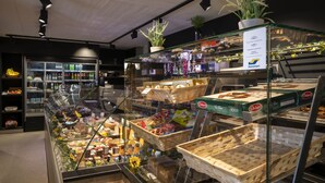 Une vitrine de boulangerie présentant diverses pâtisseries et un panneau indiquant les modes de paiement acceptés.