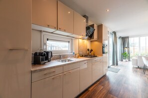 Private kitchen - In the Duinrand Lodge for 4 persons, you can truly relax. This comfortable and tastefully furnished holiday home guarantees pure holiday enjoyment. (De Haan)