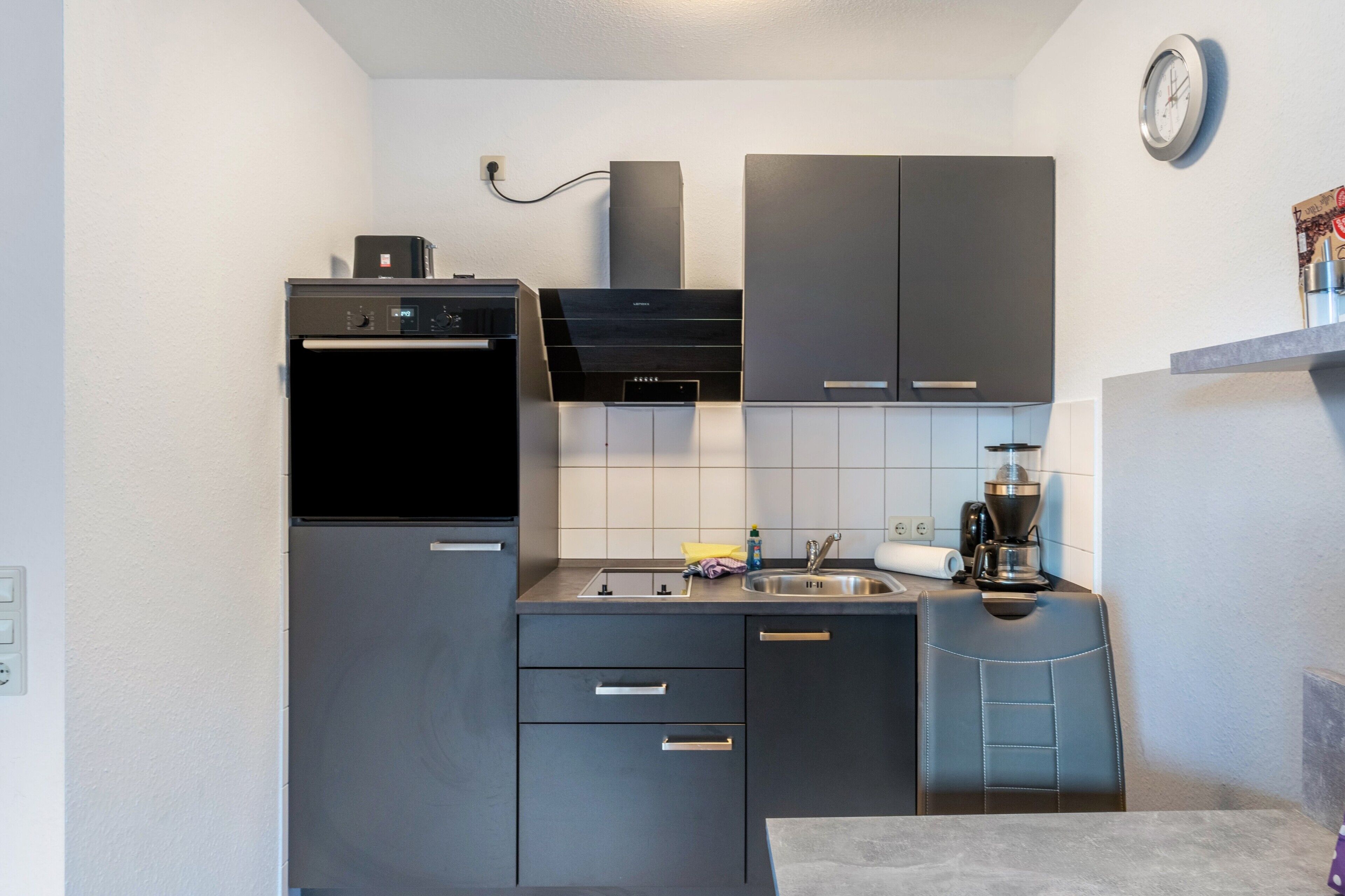 Wasserkocher mit Kaffee-/Teezubehör, Kühlschrank, Ofen, Herdplatte
