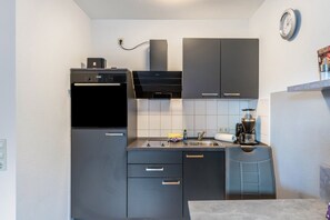 Wasserkocher mit Kaffee-/Teezubehör, Kühlschrank, Ofen, Herdplatte