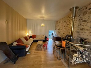 Fireplace, ping pong - Superb Renovated Longère with Large Park: Morvan! A Beautiful Natural Retreat, Historic Stone Walls (Saint-Martin-du-Puy)