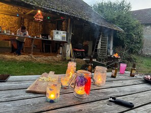 Outdoor dining - Superb Renovated Longère with Large Park: Morvan! A Beautiful Natural Retreat, Historic Stone Walls (Saint-Martin-du-Puy)