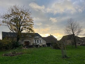 Exterior - Superb Renovated Longère with Large Park: Morvan! A Beautiful Natural Retreat, Historic Stone Walls (Saint-Martin-du-Puy)
