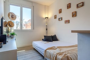 Room - Cozy apartment in Barcelona city center. Very safe neighborhood, close to public transport and main points of interest.This 45 sqm apartment is located in one of Barcelona's nicest areas: Gracia neighborhood and Eixample. Here you can have a good rest an (BARCELONA)