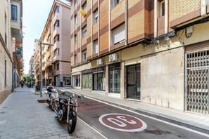 Exterior - Cozy apartment in Barcelona city center. Very safe neighborhood, close to public transport and main points of interest.This 45 sqm apartment is located in one of Barcelona's nicest areas: Gracia neighborhood and Eixample. Here you can have a good rest an (BARCELONA)