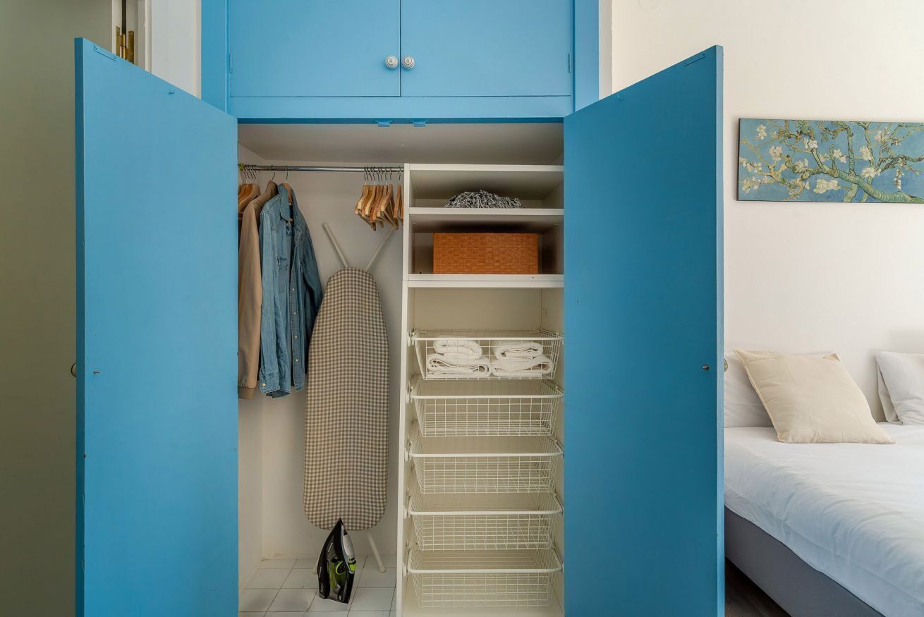 1 slaapkamer, een strijkplank/strijkijzer, reisbedje