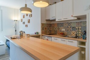 Private kitchen - Cozy apartment in Barcelona city center. Very safe neighborhood, close to public transport and main points of interest.This 45 sqm apartment is located in one of Barcelona's nicest areas: Gracia neighborhood and Eixample. Here you can have a good rest an (BARCELONA)