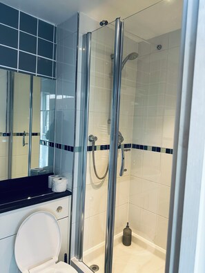 Combined shower/bathtub, deep-soaking bathtub, towels - Modern2 Bedroom Apartment/private Parking /sleep 5/balcony View in Birmingham City Centre (Birmingham)
