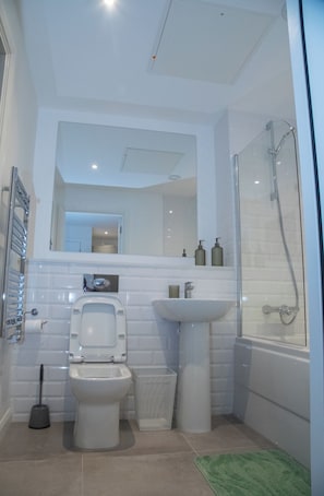 Combined shower/bathtub, deep-soaking bathtub, towels - 2br(en-suite/ Sleeps 4 With Private Parking (Birmingham)