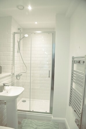 Combined shower/bathtub, deep-soaking bathtub, towels - 2br(en-suite/ Sleeps 4 With Private Parking (Birmingham)