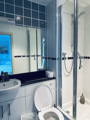 Combined shower/bathtub, deep-soaking bathtub, towels - Modern2 Bedroom Apartment/private Parking /sleep 5/balcony View in Birmingham City Centre (Birmingham)