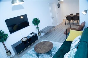 Living area - 2br(en-suite/ Sleeps 4 With Private Parking (Birmingham)