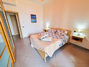 Iron/ironing board, bed sheets - Villa Corallo, entire villa 4km from Alghero with breathtaking views of Capo Caccia (Sardegna)