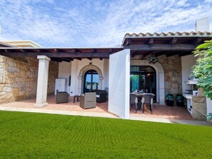 Outdoor dining - Villa Corallo, entire villa 4km from Alghero with breathtaking views of Capo Caccia (Sardegna)
