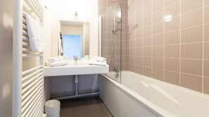Apartment | Bathroom - Coastal Apartment Stay for 4 (Roz-sur-Couesnon)