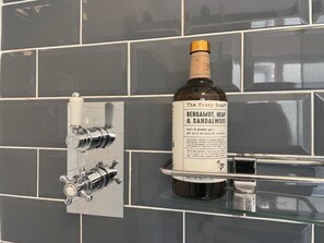 Haartrockner, Handtücher, Shampoo, Toilettenpapier