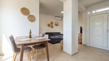 Deluxe Villa, Garden View | Living area