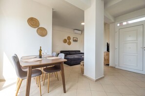 Deluxe Villa, Garden View | Ruang tamu | 42 inci televisyen dengan kabel 